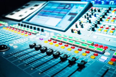 Düğmeleri ve kaydıracı olan ses karıştırıcı