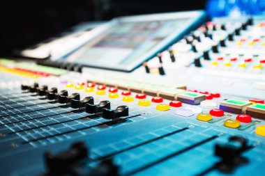 Düğmeleri ve kaydıracı olan ses karıştırıcı