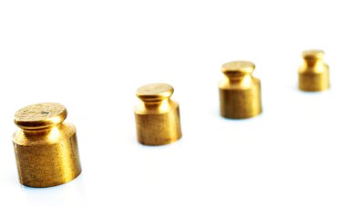 Eski stil altın rengi ağırlık beyaz bir arka plan üzerinde.