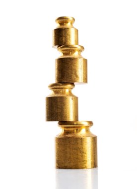 Eski stil altın rengi ağırlık beyaz bir arka plan üzerinde.