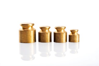 Eski stil altın rengi ağırlık beyaz bir arka plan üzerinde.