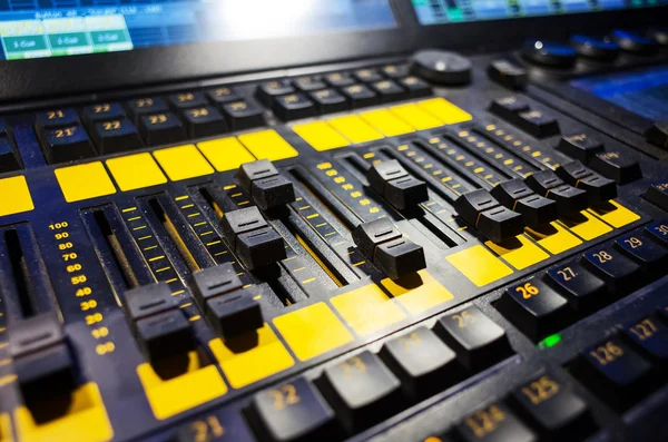 Audio geluid mixer met knoppen en schuifregelaars. Een beetje van Dof. — Stockfoto