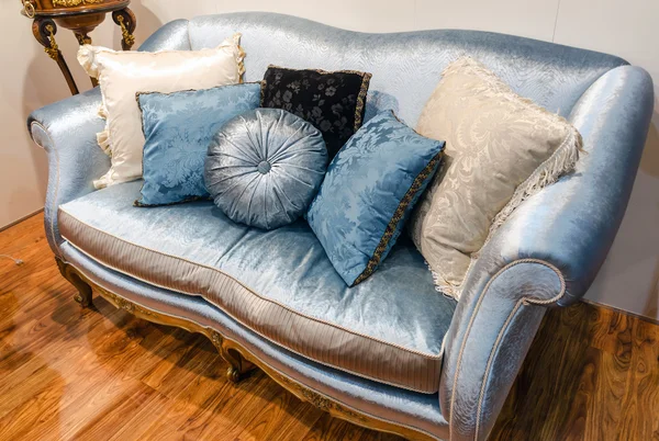 Sofá de mobiliário vintage com travesseiros — Fotografia de Stock