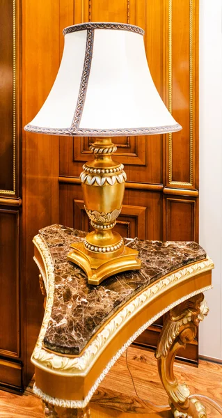 Lampada da tavolo in camera da letto — Foto Stock