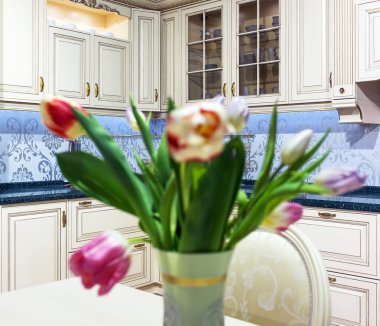 Arka planla yak²n masada kırmızı lale