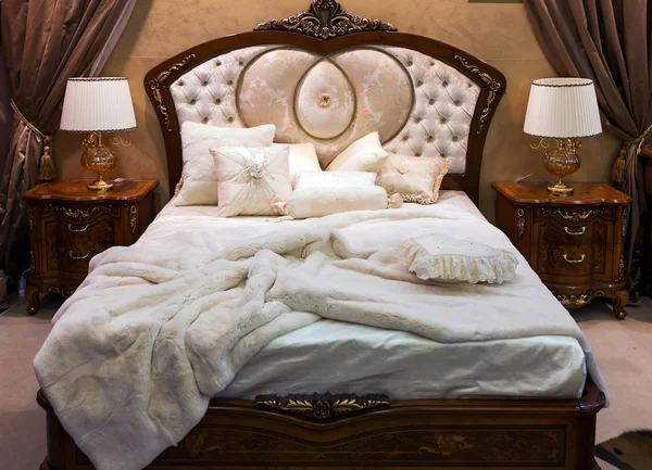 Luxe Interior.Antique Vintage Bed — Stockfoto