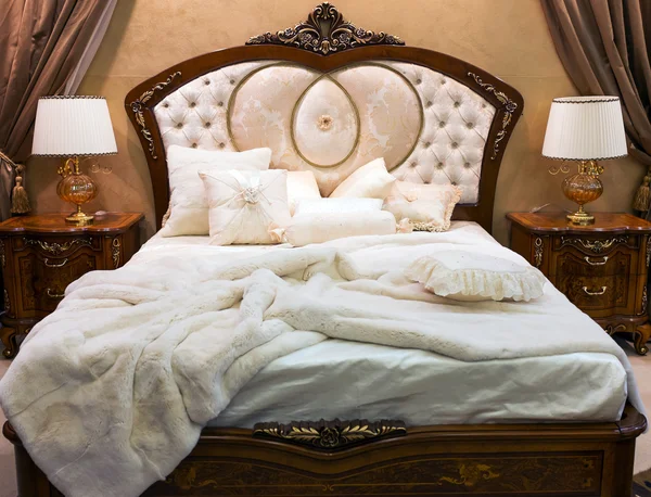 Lyxiga Interior.Antique Vintage säng — Stockfoto