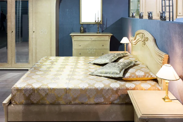 美しく、現代の家庭やホテルのベッドルーム — ストック写真