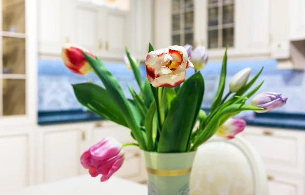 Background with red tulips on the table out of focus — Stock Photo, Image