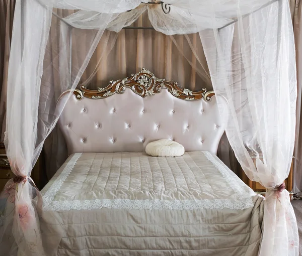 Luxury Interior.Antique Vintage Bed — Stock Photo, Image