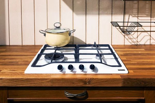 Кухонная плита с кастрюлями — стоковое фото