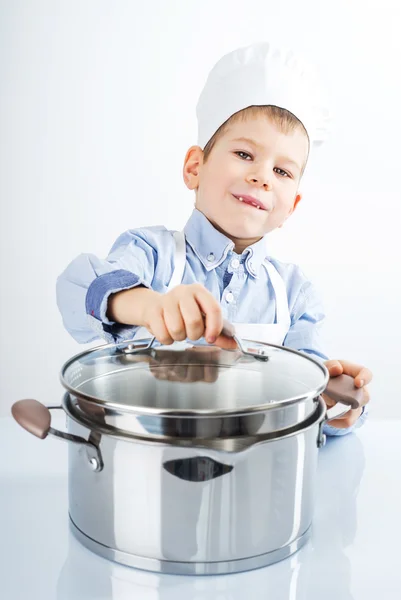 Kleiner Junge, gekleidet wie ein Koch beim Abendessen — Stockfoto