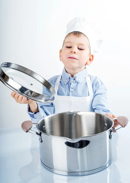 Kleiner Junge, gekleidet wie ein Koch beim Abendessen — Stockfoto