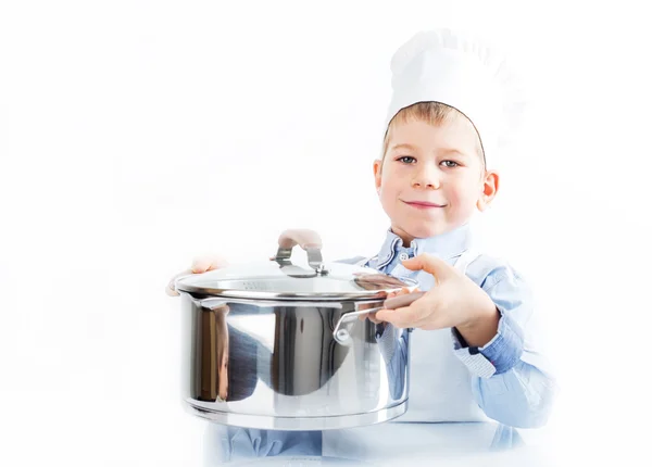 Маленький хлопчик, одягнений як шеф-кухар, робить обід — стокове фото