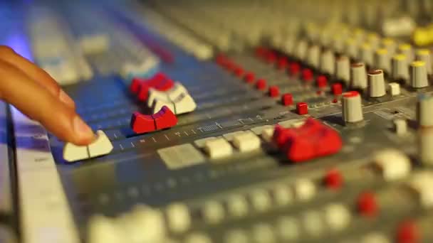 Mano en mezclador de audio profesional — Vídeo de stock