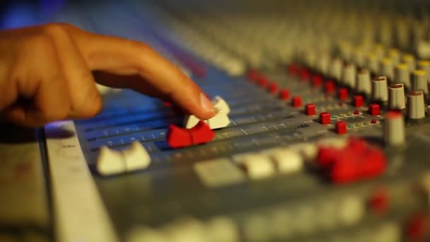 Doorgeven van professionele audio-mixer — Stockvideo