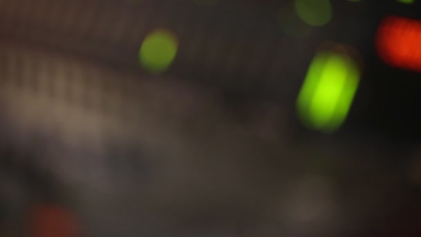 Main sur mixeur audio professionnel 