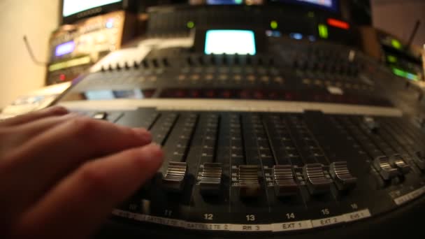 Ręka na profesjonalny mikser audio — Wideo stockowe