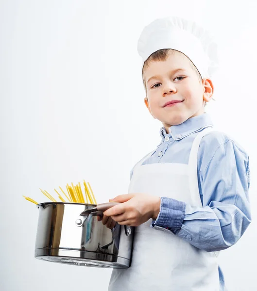 Kleiner Junge, gekleidet wie ein Koch beim Abendessen — Stockfoto