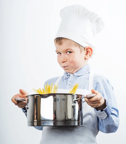 Kleiner Junge, gekleidet wie ein Koch beim Abendessen — Stockfoto