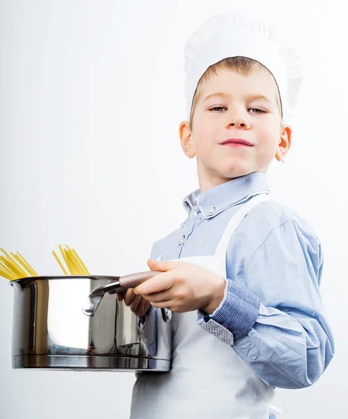 Kleiner Junge, gekleidet wie ein Koch beim Abendessen — Stockfoto