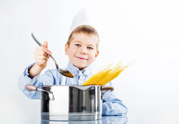 Kleiner Junge, gekleidet wie ein Koch beim Abendessen — Stockfoto