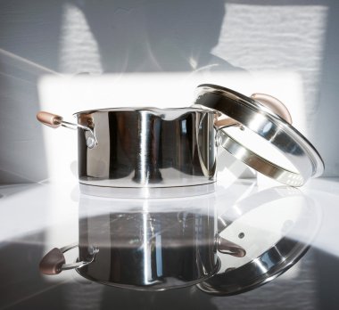 Paslanmaz çelik tencere. Yukarıdan görüntüleyin. Seçici odak. Küçük Doff