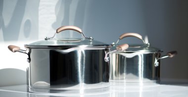 Paslanmaz tencere ile kompozisyon. Seçici odak. Küçük Doff