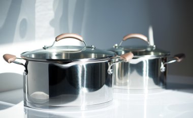 Paslanmaz tencere ile kompozisyon. Seçici odak. Küçük Doff