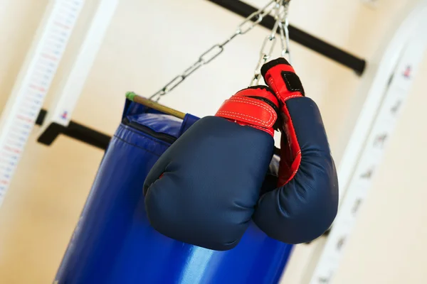 Boxerské rukavice a boxovací pytel — Stock fotografie