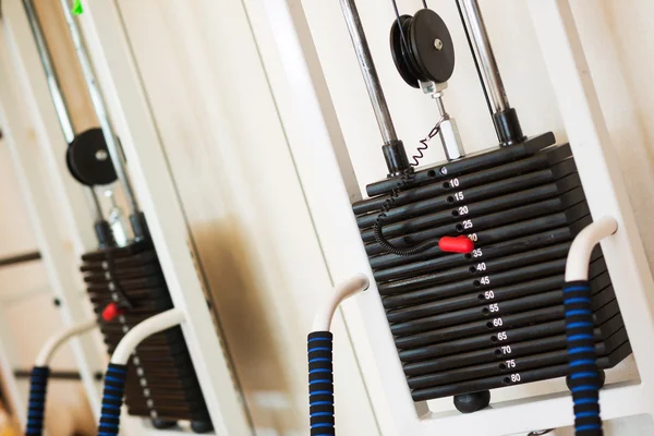 Pila de pesos metálicos oxidados en el equipo de musculación gimnasio. Enfoque selectivo . —  Fotos de Stock