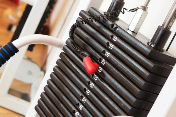堆栈的生锈金属重量在健身房健身设备。选择性的焦点. — 图库照片