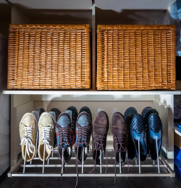 Algunos pares de zapatos de hombre en SHOE RACK en el almacén en casa —  Fotos de Stock