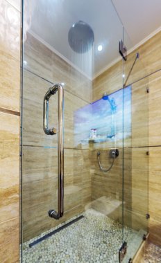 Parlak ve beyaz banyo beyaz küvet ile bej döşeme zemin, cam kapı duş