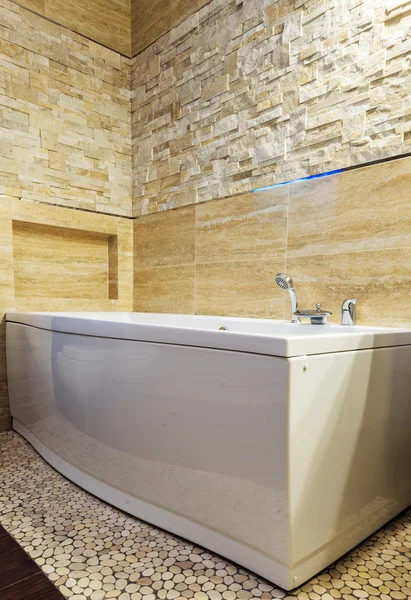 Bagno in casa di lusso con vasca e mobili — Foto Stock