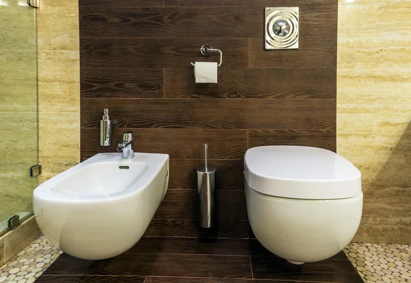 Toalett och bidé i beige badrummet — Stockfoto