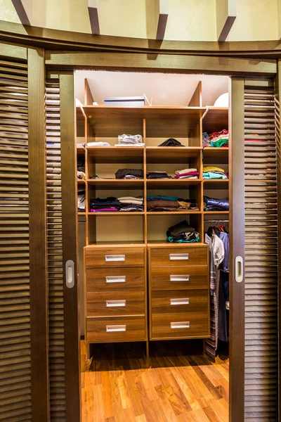 Klasyczne drewniane nowoczesne szafy — Zdjęcie stockowe