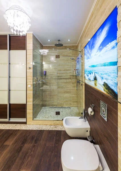 Hermoso baño grande en casa de lujo —  Fotos de Stock