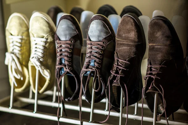 Alcune paia di scarpe da uomo — Foto Stock