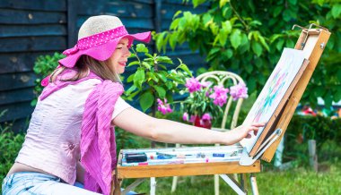 kadın moda boyuyor. açık oturum