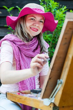 kadın moda boyuyor. açık oturum