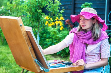 kadın moda boyuyor. açık oturum