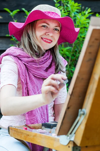 Fashion woman is painting. Open air session — Stock Photo, Image
