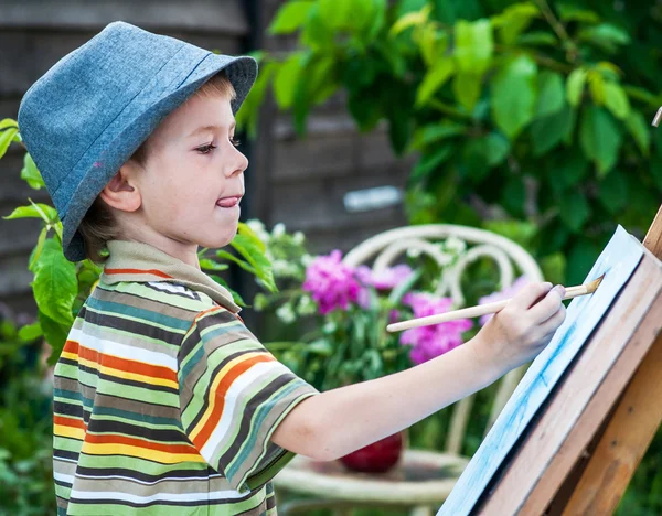 Маленький хлопчик малює фото на відкритому повітрі — стокове фото