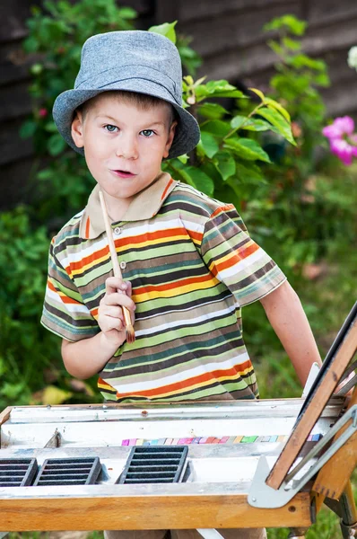 Menino desenha um quadro ao ar livre — Fotografia de Stock