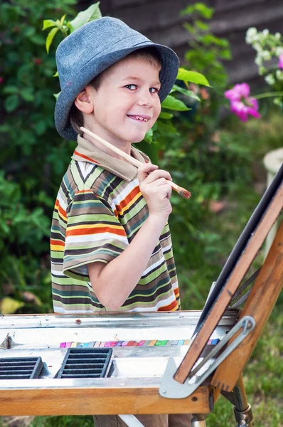 Niño pequeño dibuja un cuadro al aire libre — Foto de Stock