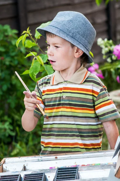 Little boy draws a picture outdoor — Stock Photo, Image