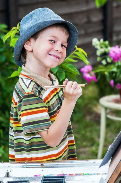 Niño pequeño dibuja un cuadro al aire libre —  Fotos de Stock