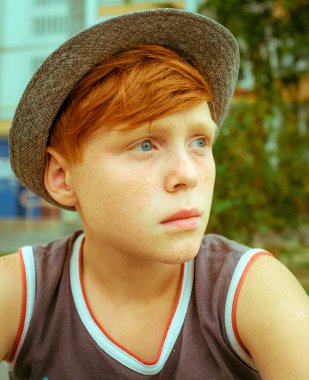 Kızıl saçlı çocuk komik surat zencefil