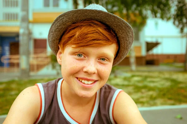 ジンジャー赤髪髪の少年変な顔 — ストック写真